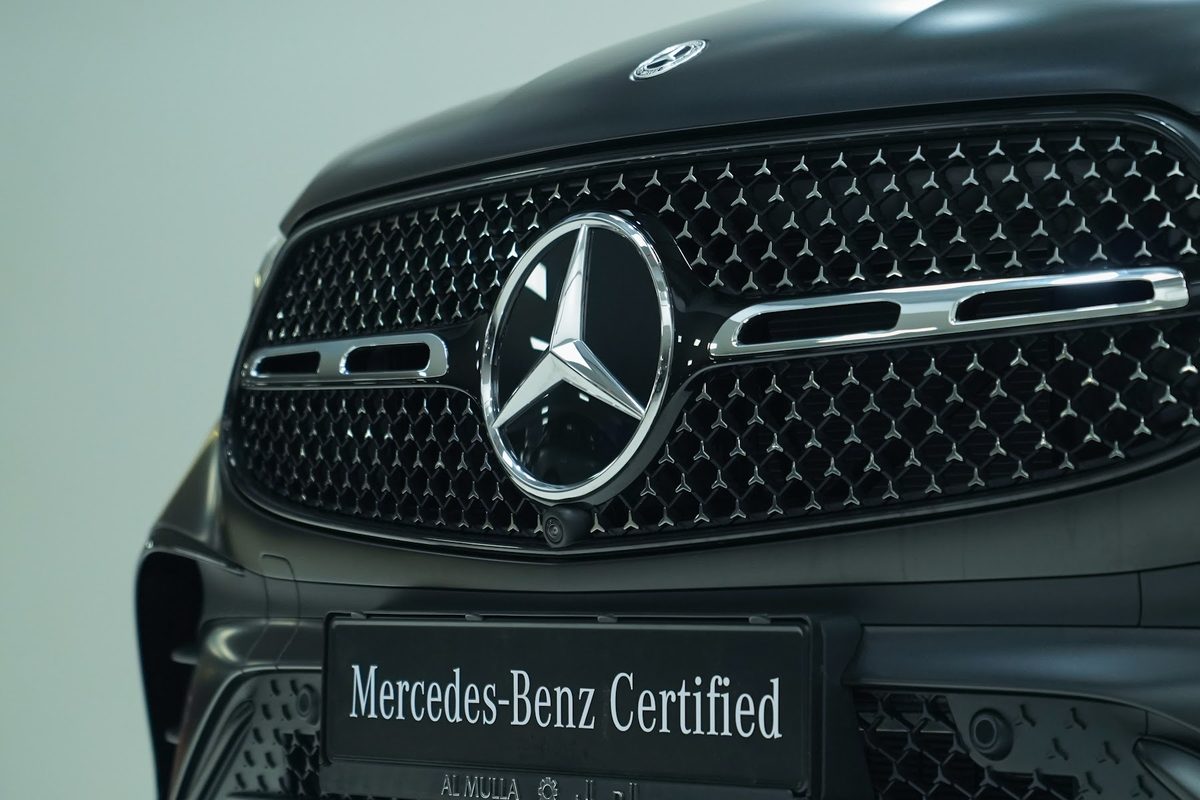 Mercedes — الشبكة الأمامية